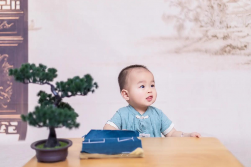 临朐怀孕肚子中间凹两边凸